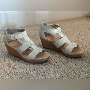 Gray Dr. Scholl’s wedge sandals, sz 8.5
